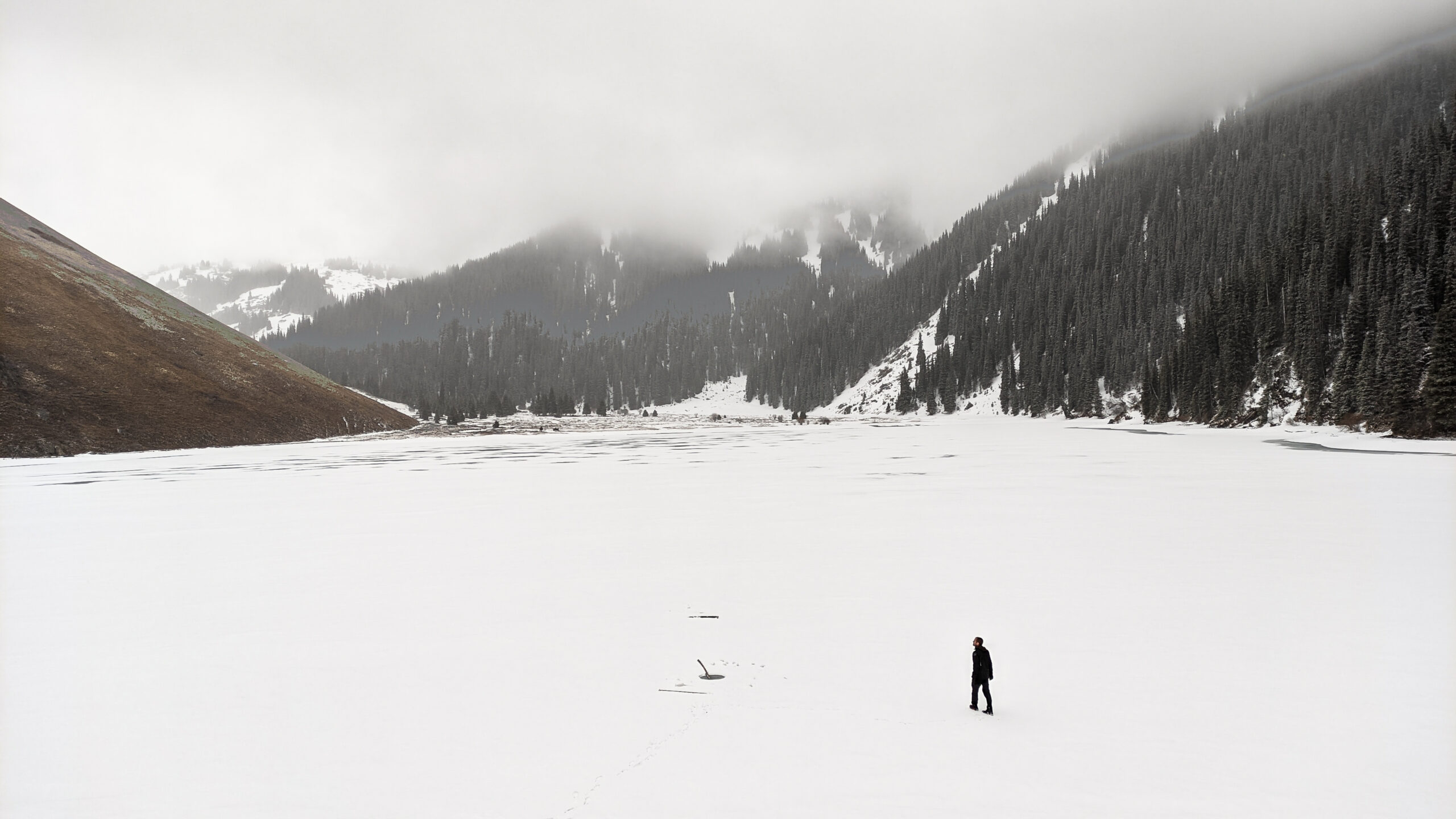 lago helado Kirguistán invierno