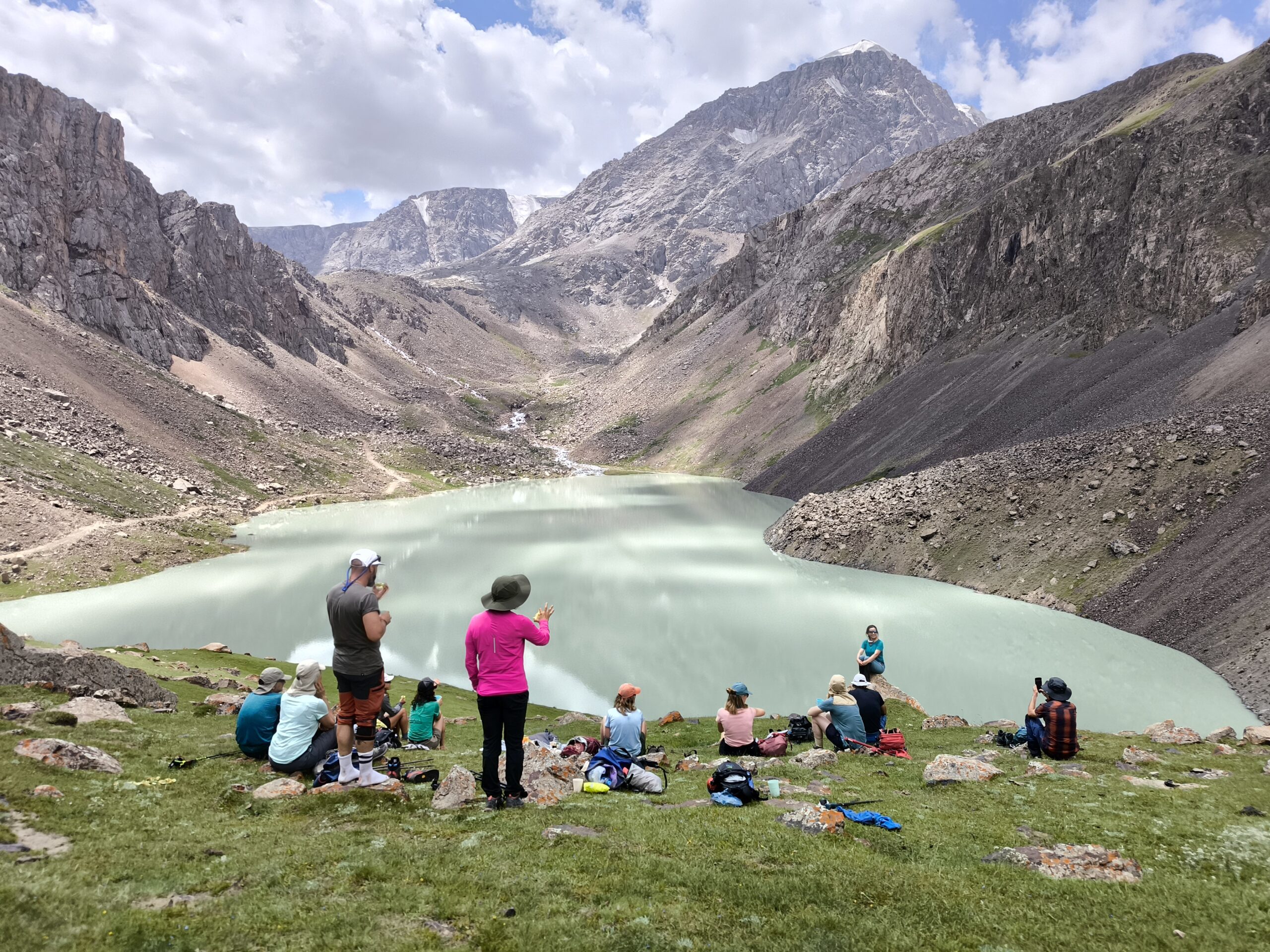 Lago glaciar Tian Shan Trekking